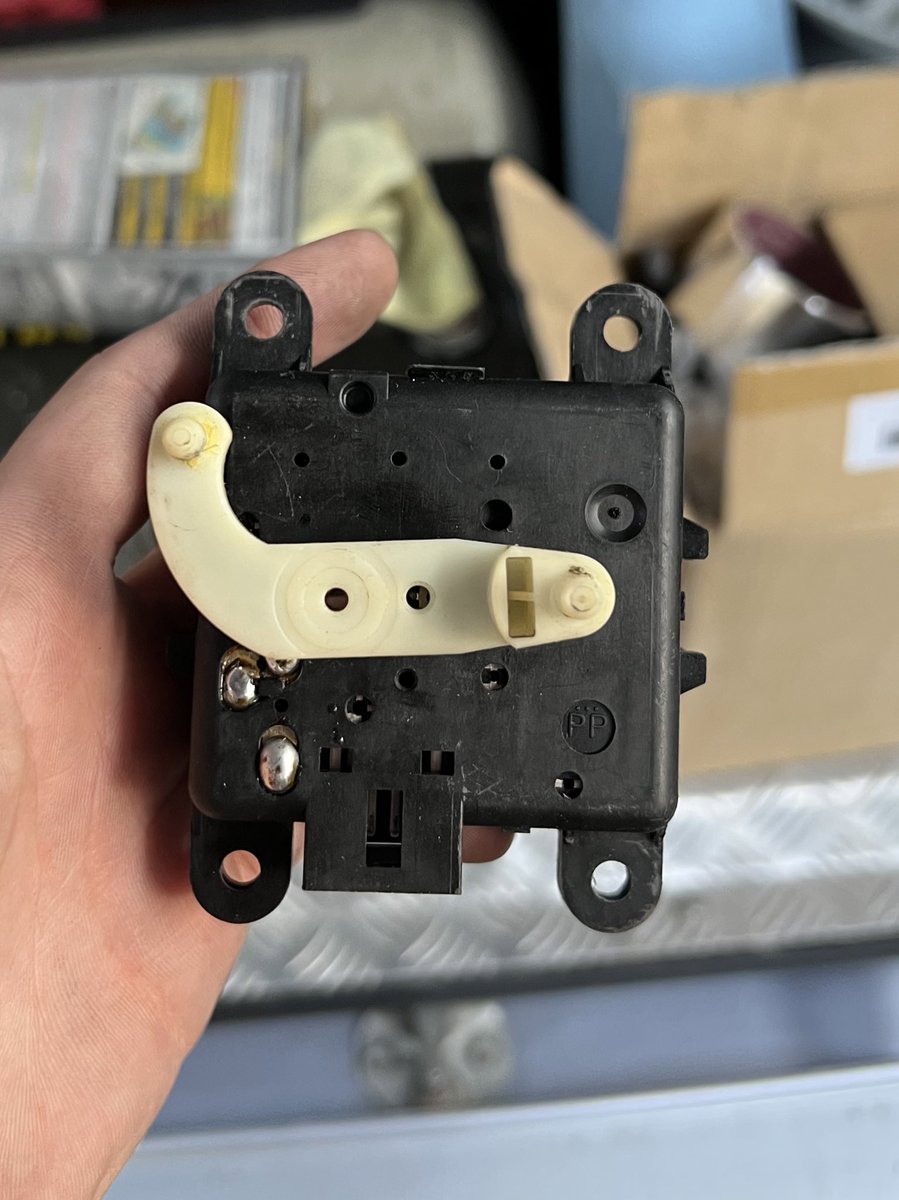 nc1730_rarabai's tweet image. ステージア c34  
エアミックスアクチュエーター 援募

壊れてても大丈夫です。

予備で持ってる方などおりましたら譲っていただけると助かります。

 #拡散希望  #ステージア  #WGNC34
 #WGC34  #260RS