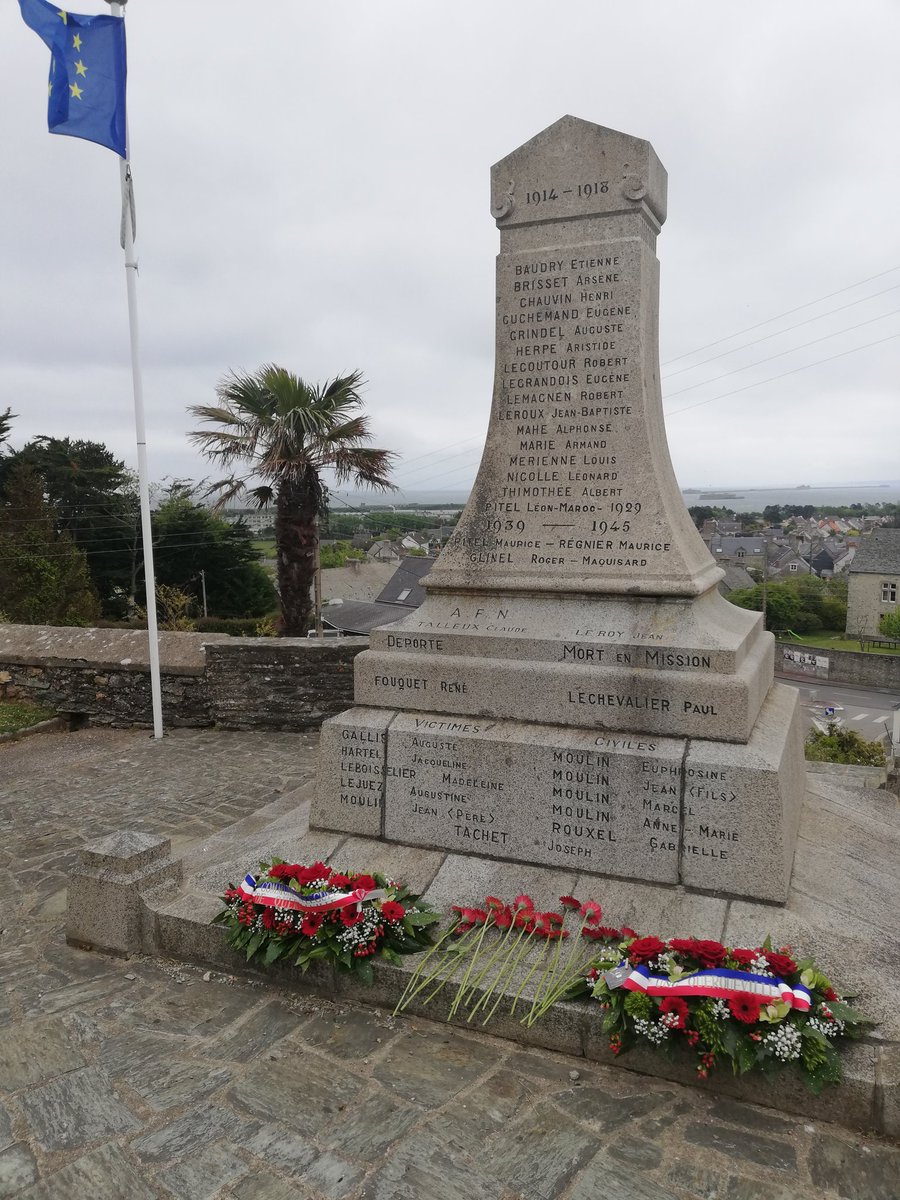 MadecNathalie's tweet photo. Moment solennel à la cérémonie du 8 mai. Avec la maire déléguée le Président UNC École des Fourriers
Les enfants ont déposé une fleur au pied du Monument aux Morts
Puis recueil à la stèle des veuves et orphelins
#Querqueville #cherbourg #8mai #commemoration #AnciensCombattants https://t.co/KnrFCLoDHy