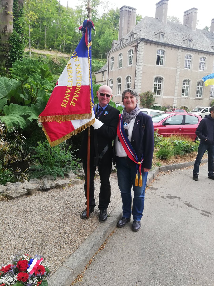 MadecNathalie's tweet photo. Moment solennel à la cérémonie du 8 mai. Avec la maire déléguée le Président UNC École des Fourriers
Les enfants ont déposé une fleur au pied du Monument aux Morts
Puis recueil à la stèle des veuves et orphelins
#Querqueville #cherbourg #8mai #commemoration #AnciensCombattants https://t.co/KnrFCLoDHy