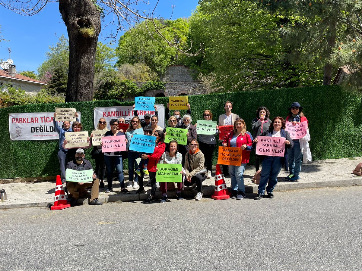 Parkımızı geri istiyoruz. Her Pazar 12:00'de nöbetteyizx.