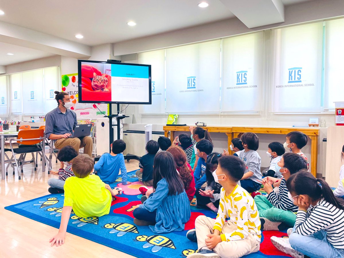 What a joy to invite Visiting Author @DonischRobert to @KIS_SeoulCampus! Rob took us thru his text C is for Carbon Footprint & gave us a peek into his upcoming book about Smokey the 🐈 #kispride #KIS_SeoulCampus #author #childrensliterature 📚