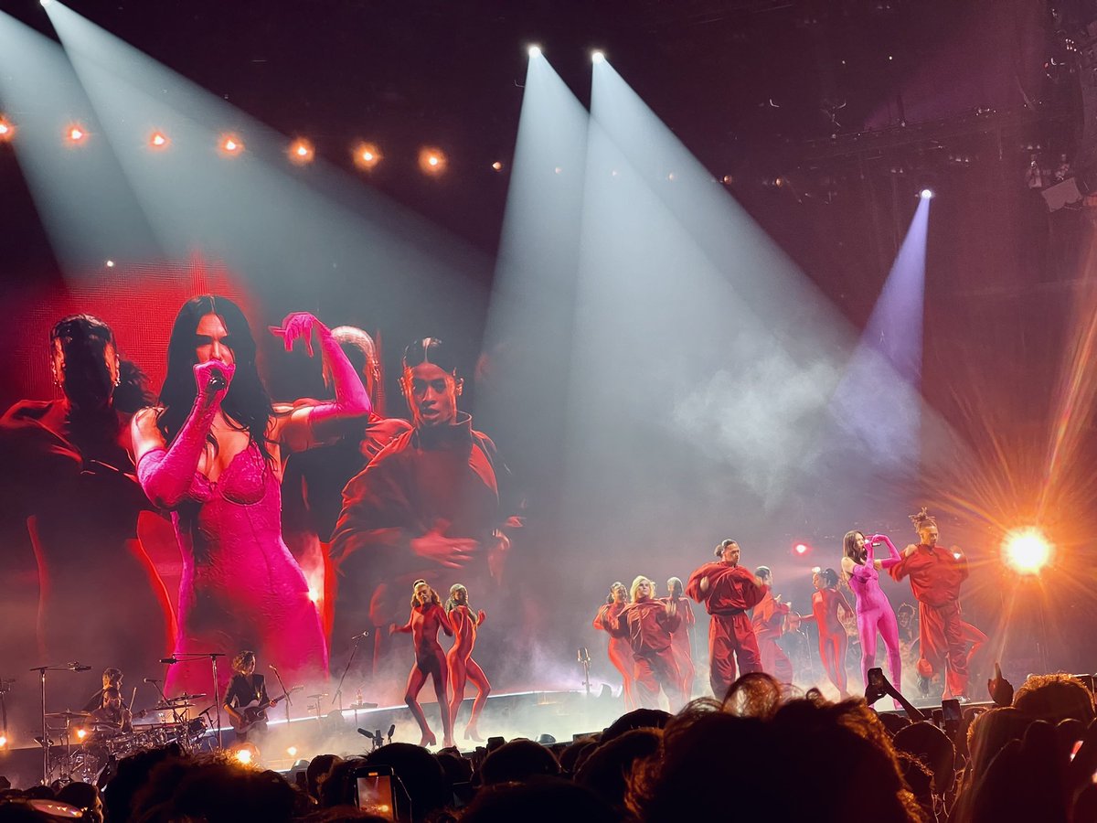 Davidje_'s tweet photo. Great night yesterday! Stunning performance, @DUALIPA ! 🤩 

#FutureNostalgiaTour #DuaLipa https://t.co/0QSfJIFxMm