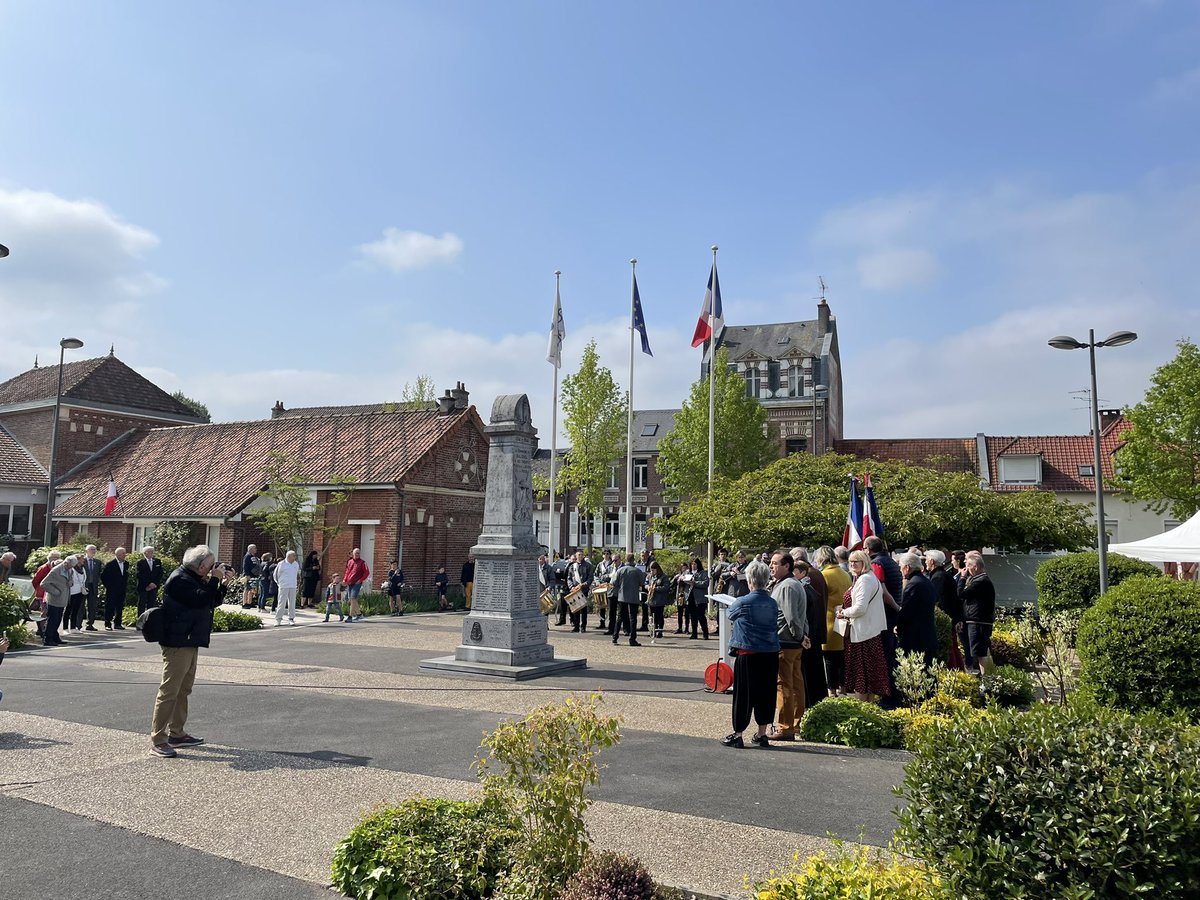 MargauxDeletre's tweet photo. À #PontdeMetz et à #Salouël, pour la commémoration du #8mai1945, où les habitants sont venus nombreux. Résonance émouvante de l’hymne européen et hommage à nos soldats d’hier et d’aujourd’hui. https://t.co/nROLuBOQgg