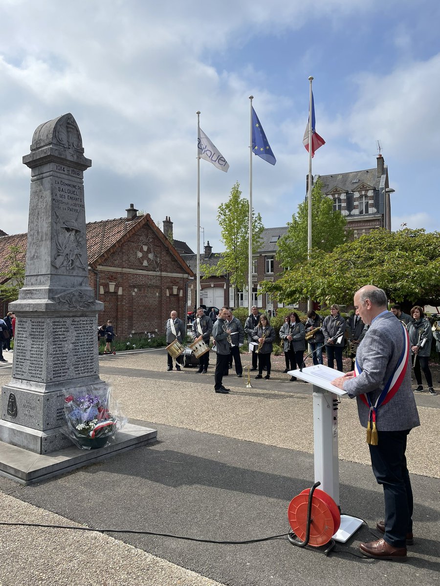MargauxDeletre's tweet photo. À #PontdeMetz et à #Salouël, pour la commémoration du #8mai1945, où les habitants sont venus nombreux. Résonance émouvante de l’hymne européen et hommage à nos soldats d’hier et d’aujourd’hui. https://t.co/nROLuBOQgg