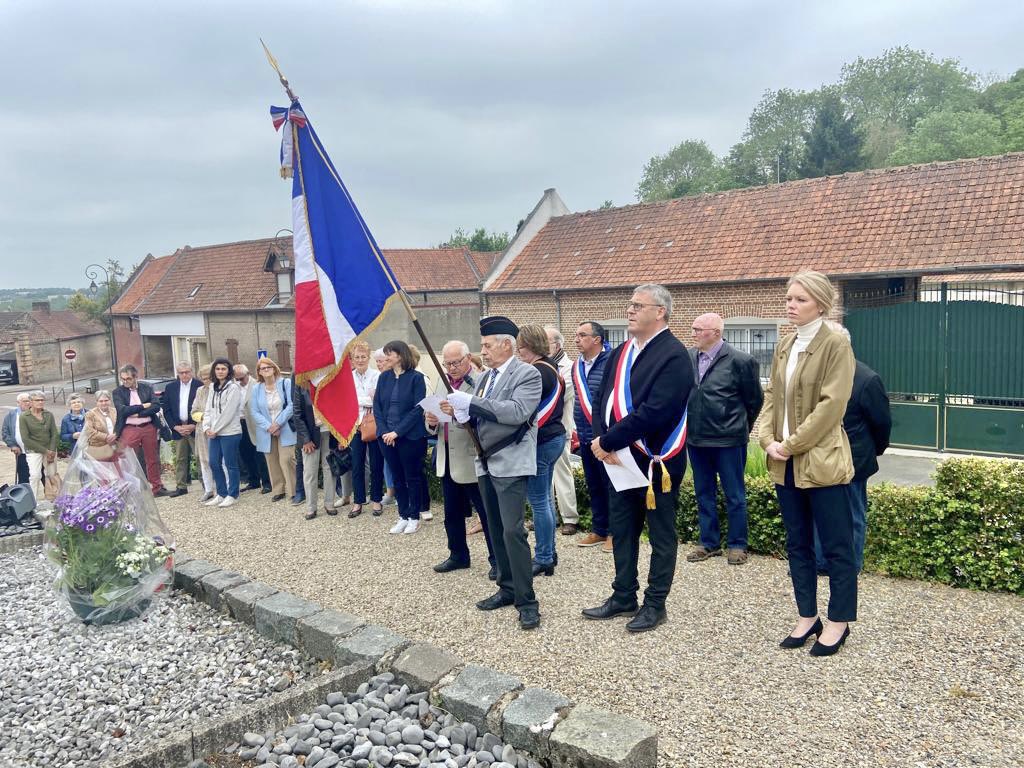 MargauxDeletre's tweet photo. À #PontdeMetz et à #Salouël, pour la commémoration du #8mai1945, où les habitants sont venus nombreux. Résonance émouvante de l’hymne européen et hommage à nos soldats d’hier et d’aujourd’hui. https://t.co/nROLuBOQgg