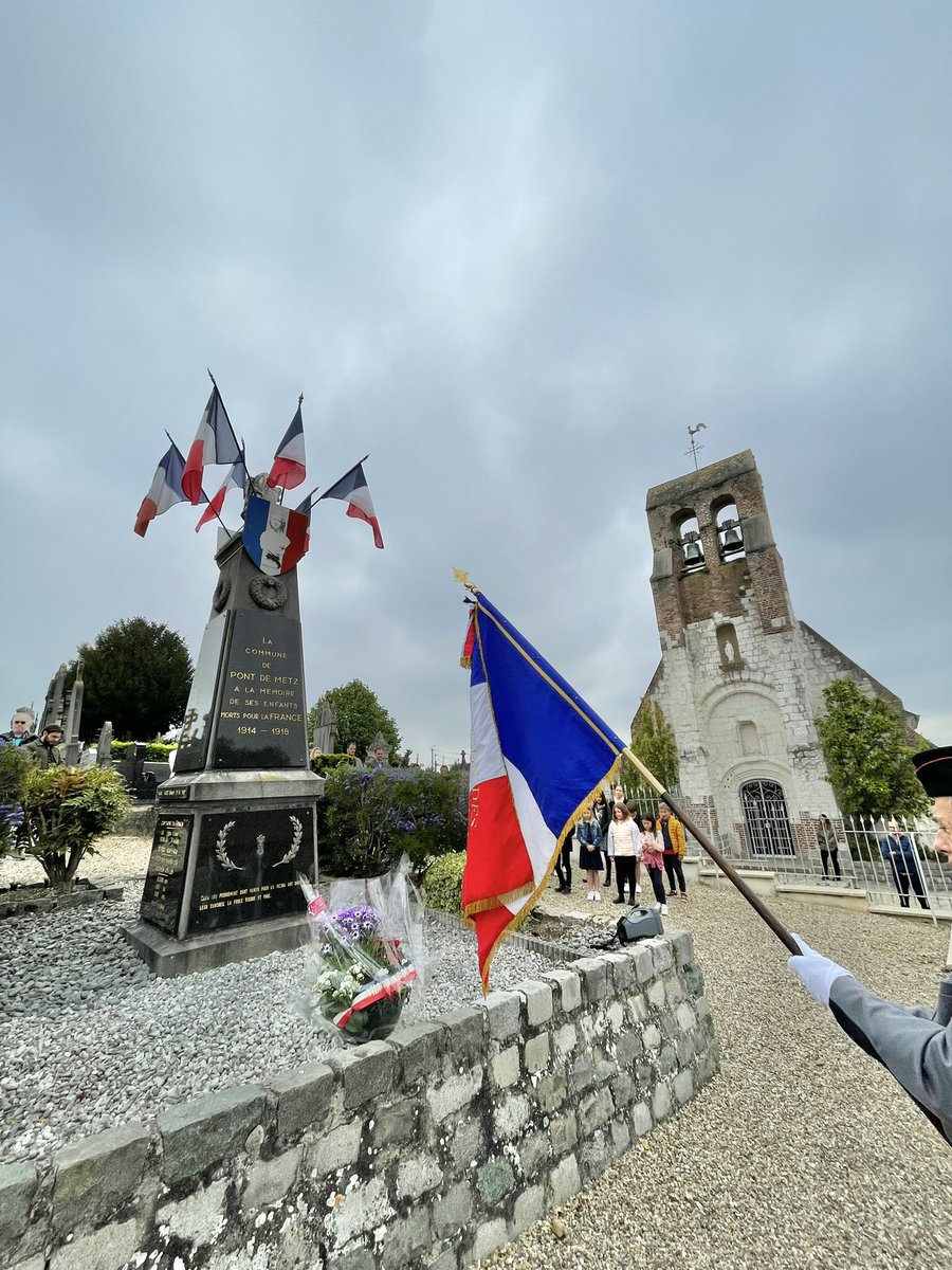 MargauxDeletre's tweet photo. À #PontdeMetz et à #Salouël, pour la commémoration du #8mai1945, où les habitants sont venus nombreux. Résonance émouvante de l’hymne européen et hommage à nos soldats d’hier et d’aujourd’hui. https://t.co/nROLuBOQgg