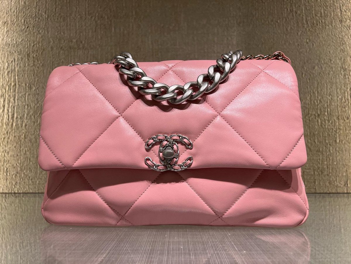 barby_ds's tweet photo. women's think pink 🌸 spring summer 2022 🌸  Chanel19 bag Lambskin, Gold-Tone, Silver-Tone &amp; Ruthenium-Finish Metal Light Pink
#CHANEL @chanel #handbag #style #styleinspiration #bags #styleblogger Barby DS #fashion #fashionstyle #iloveshopping @barby_ds https://t.co/72KGbeQ9NP
