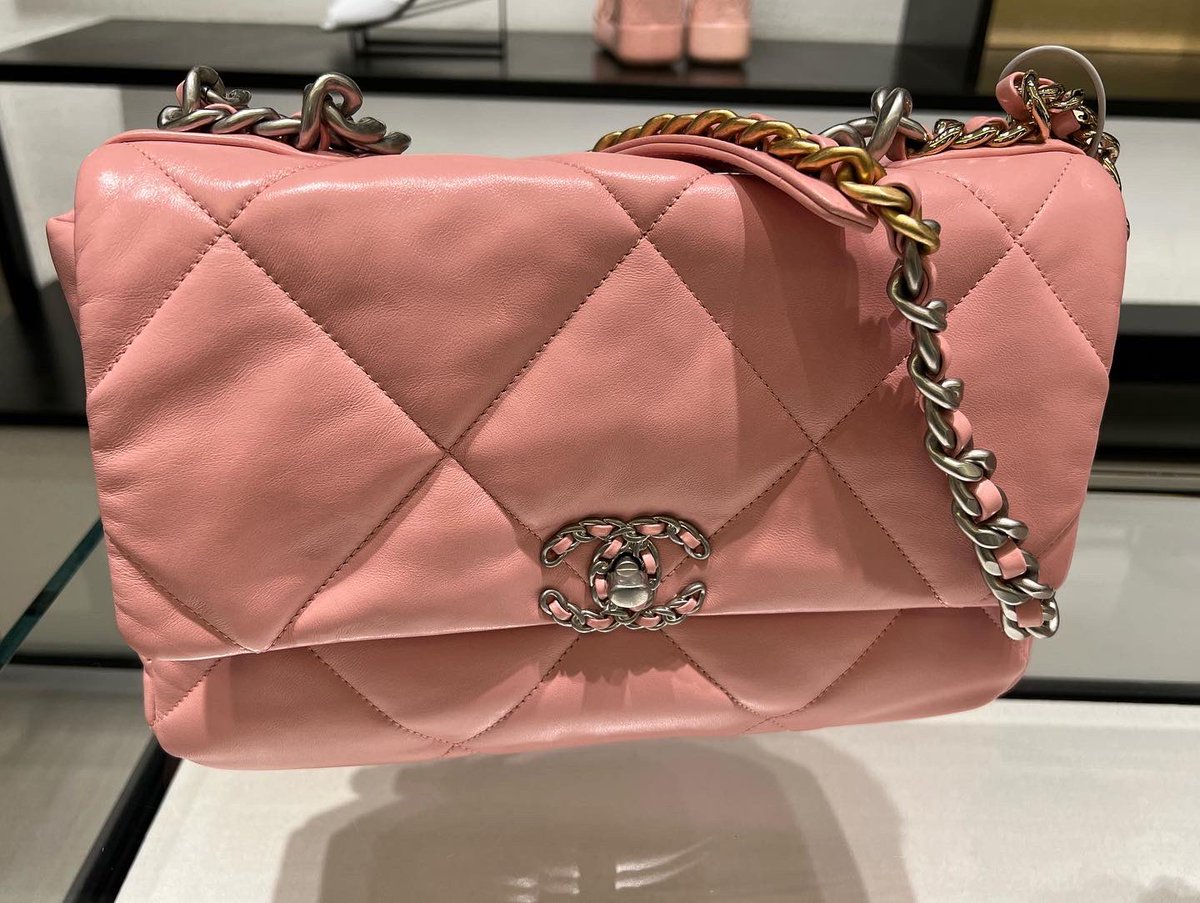 barby_ds's tweet photo. women's think pink 🌸 spring summer 2022 🌸  Chanel19 bag Lambskin, Gold-Tone, Silver-Tone &amp; Ruthenium-Finish Metal Light Pink
#CHANEL @chanel #handbag #style #styleinspiration #bags #styleblogger Barby DS #fashion #fashionstyle #iloveshopping @barby_ds https://t.co/72KGbeQ9NP