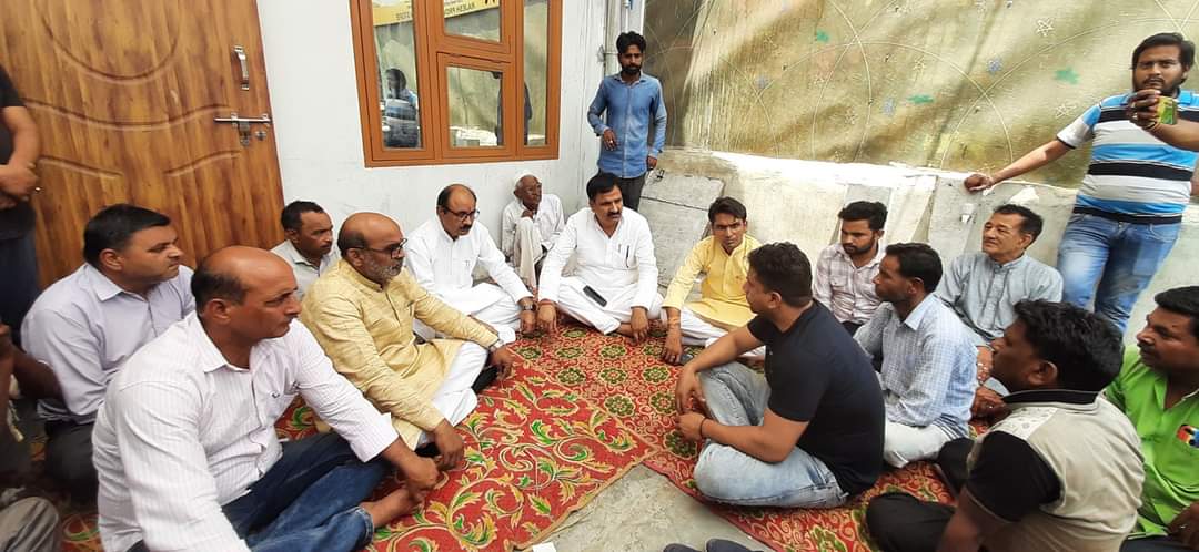 MukeshCh4BJP's tweet photo. कल सरसावा में पटाखा फैक्ट्री हादसे के बाद आज मा० राज्य मंन्त्री श्री @BrijeshSinghBJP जी,मा० मंन्त्री श्री @JaswantSainiBJP जी,मा० सांसद श्री @MpPradeepch जी,मा० जिलाध्यक्ष श्री @MahendrSainiBJP जी,विधायक श्री @DevendarNim जी के साथ पीड़ित परिवारों को सांत्वना प्रकट की
#mlaNakur https://t.co/wl0nb7b7KJ