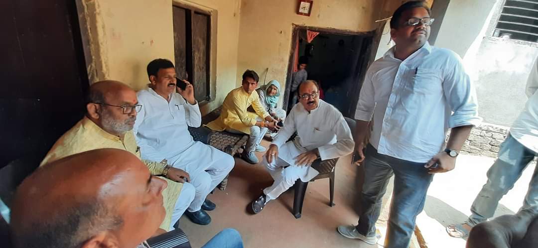 MukeshCh4BJP's tweet photo. कल सरसावा में पटाखा फैक्ट्री हादसे के बाद आज मा० राज्य मंन्त्री श्री @BrijeshSinghBJP जी,मा० मंन्त्री श्री @JaswantSainiBJP जी,मा० सांसद श्री @MpPradeepch जी,मा० जिलाध्यक्ष श्री @MahendrSainiBJP जी,विधायक श्री @DevendarNim जी के साथ पीड़ित परिवारों को सांत्वना प्रकट की
#mlaNakur https://t.co/wl0nb7b7KJ