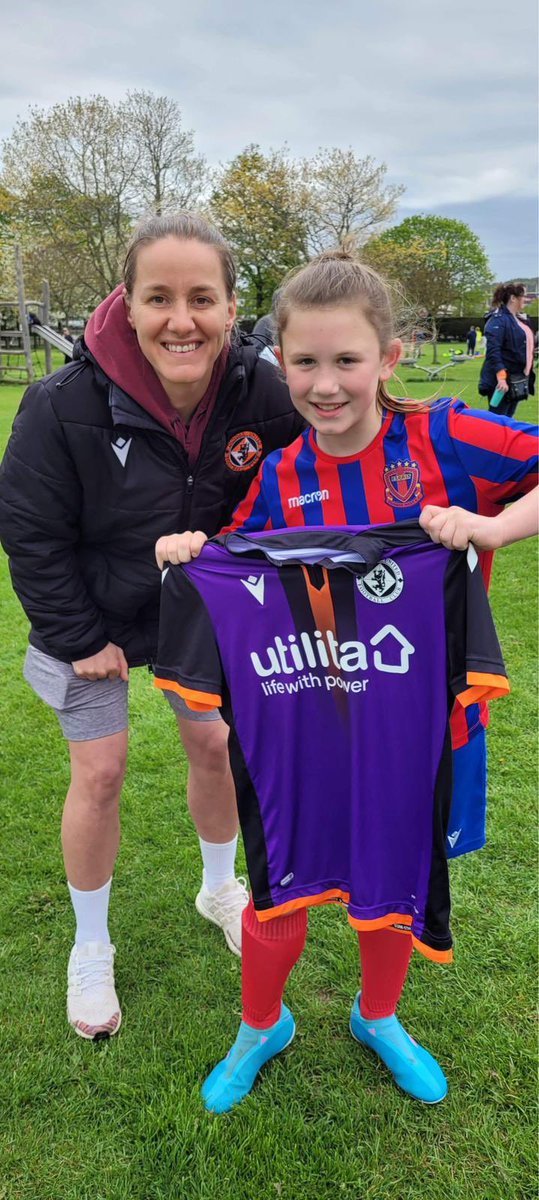 After Tammy’s appeal, we are delighted to confirm that the girl has been located! Tammy met with the @DundeeWestGirls youngster yesterday and gifted her her 2020/21 match shirt!