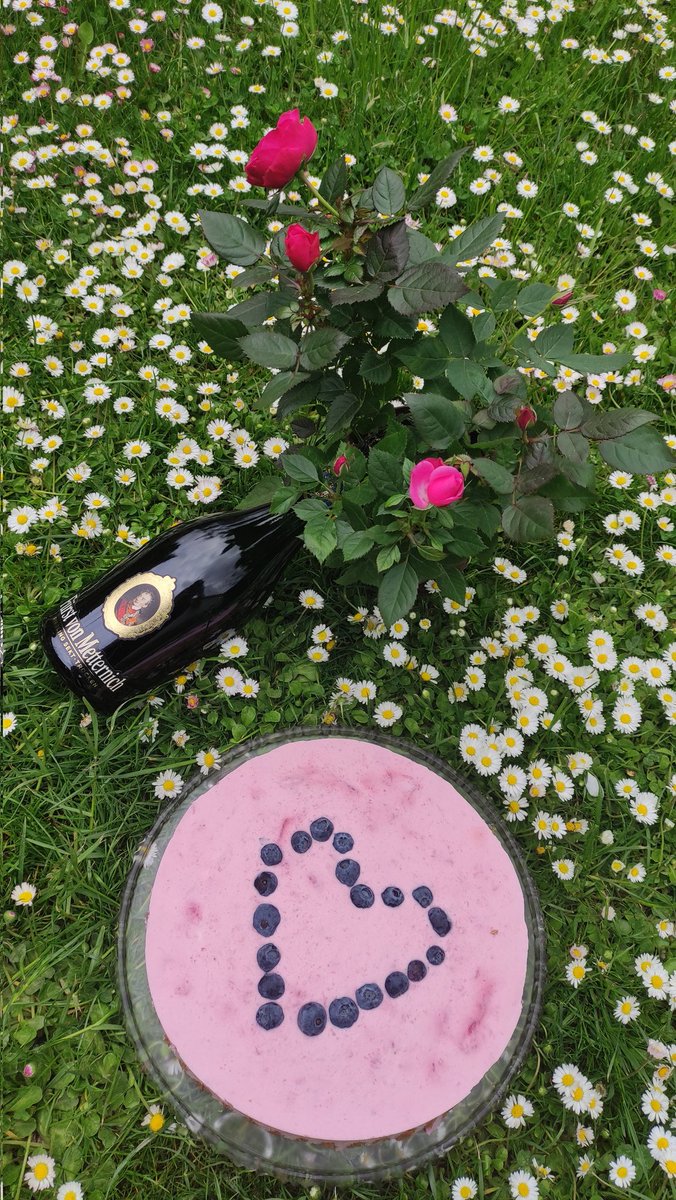 Tom_Hanstein's tweet photo. Wenn Frau schon große Kinder hat 😘. Allen Mamas und Omas einen schönen Verwöhntag 🥂 #Muttertag 2022 bei #Familie #Hanstein 😘 https://t.co/aeDRXTJ5ia