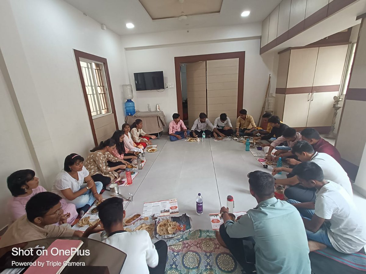 DivyaKharate's tweet photo. अभाविप कोल्हापूर शाखेतर्फे घेण्यात आलेले स्नेहभोजन. https://t.co/5LReqtsOhB