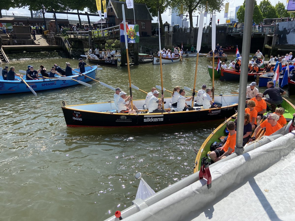 Mooie dag gisteren. Voor KNGF geleidehonden de Rotterdam Regatta mogen bijwonen. Hierbij herdenken wij het bombardement van 14 mei 1940 en de speciale band van de stad Rotterdam met het Korps Mariniers en de van Ghentkazerne in het bijzonder. Roeien voor buddies en voor PTSS.