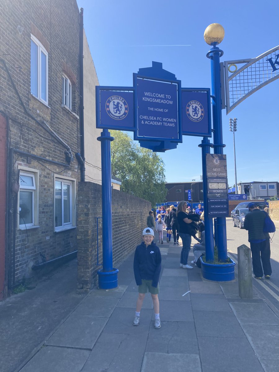 NiceGuyKenny's tweet photo. Me and Hazel are at Chelsea womens #ChelseaWomen #Title #Treacles https://t.co/rdWTG1TB5T