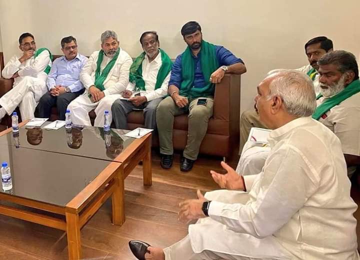 हुड्डा सहाब वोट भी राकेश डकैत से ले लेना 
हरियाणा किसान संगठन इस अपमान को कैसे भुल पायेगे 
जो खुद के बूथ पर लाज ना बचा पाऐ 
भला हरियाणा मे आपकी कैसे नैया किनारे लगा पायेंगे 
हरियाणा मे लडने वाले बहुत है 
    बीजमारी ना समझौ 
<a href="/DeependerSHooda/">Deepender Singh Hooda</a> 
<a href="/BhupinderShooda/">Bhupinder Singh Hooda</a> 
<a href="/CobraTelevision/">कोबरा टेलीवीज़न</a>