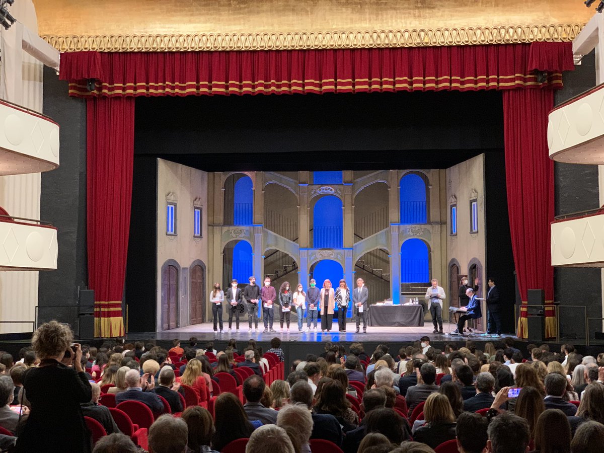 FabioGabanella's tweet photo. @manageritalia @MarioNegriIRCCS grazie ! Premiare il merito dei nostri figli con le borse di studio è sempre molto emozionante e da luce al loro futuro !! @teatrolirico Giorgio Gaber https://t.co/BLeHE2TdrK