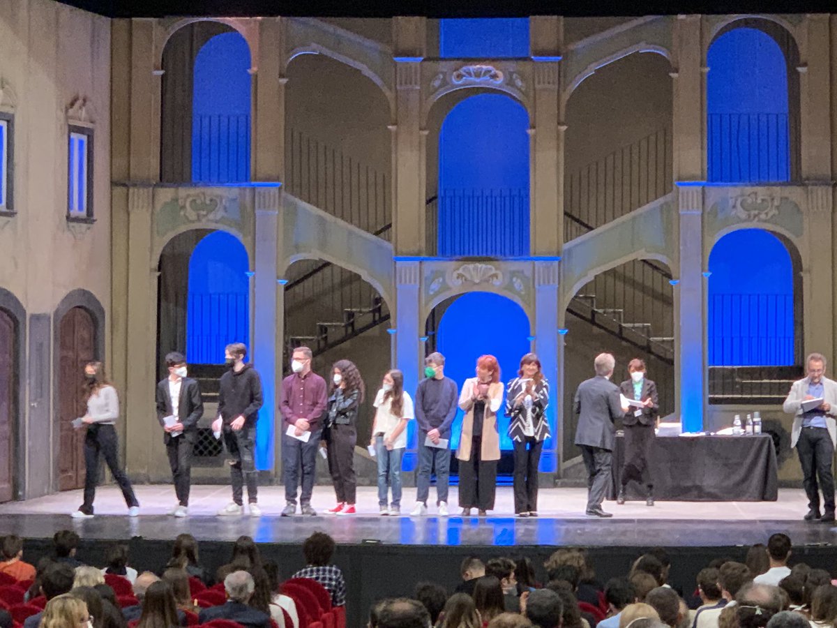 FabioGabanella's tweet photo. @manageritalia @MarioNegriIRCCS grazie ! Premiare il merito dei nostri figli con le borse di studio è sempre molto emozionante e da luce al loro futuro !! @teatrolirico Giorgio Gaber https://t.co/BLeHE2TdrK