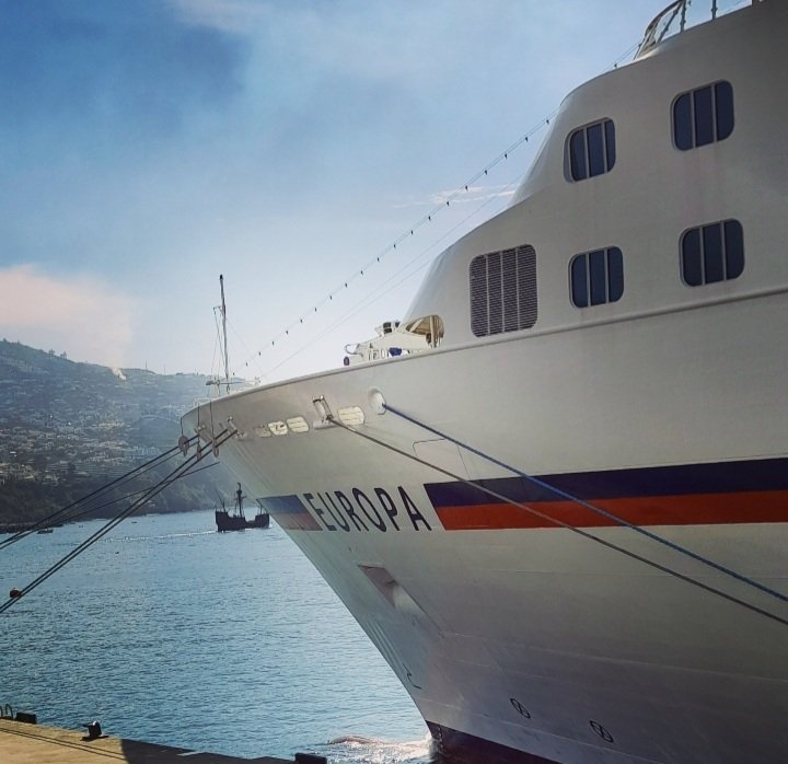 SilviaCorreia05's tweet photo. Good morning! 🌞🛳
#SantaMariaDeColombo #CruiseShips #FunchalPort #MadeiraIslands🏝 https://t.co/kPRsfjJjFh