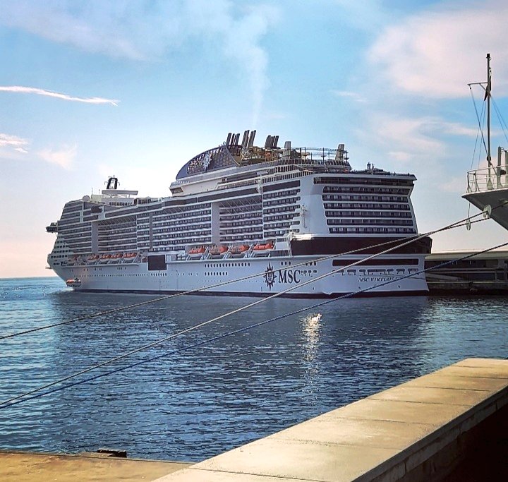 SilviaCorreia05's tweet photo. Good morning! 🌞🛳
#SantaMariaDeColombo #CruiseShips #FunchalPort #MadeiraIslands🏝 https://t.co/kPRsfjJjFh