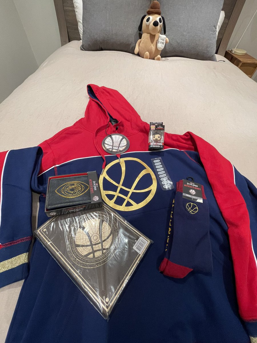 New giveaway! because #DoctorStrangeInTheMultiverseOfMadness and the Doc are ruling marvel 💥

A warm size M DS hoodie, a notebook and wallet, a pair of Strange socks and an ITMOM funko keychain. RETWEET only to go into draw; closes Thursday 12 May 0800 AEST. t&amp;cs in replies 😊