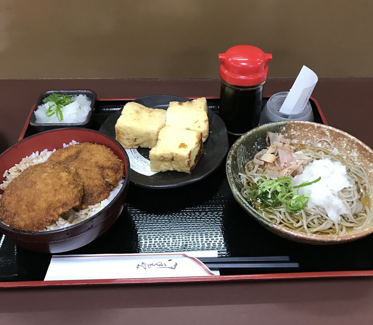 次の戦いはもう始まっているのだ！
という事で福井グルメらしいソースカツ丼でJリーグカツ丼部。

あと同じく福井名物らしい二八そばと厚揚げ。
#レノファ
#Jリーグカツ丼部 
#美味しかったです