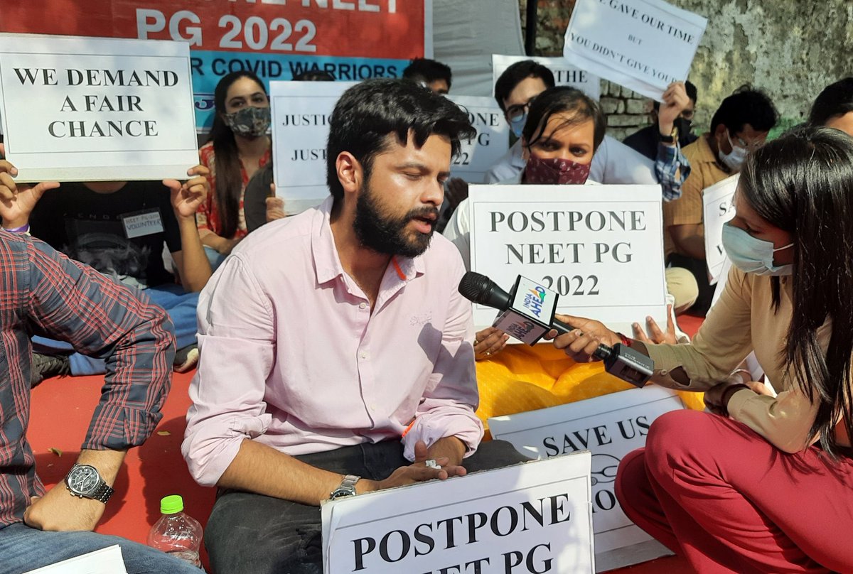 AiimsU's tweet photo. #Neetpg2022 candidates protest is going on jantar mantara

Now doctors strength is increasing ✌️

Protest timing has increased to till 7Pm 

As just #INCET  exam has finished !!

More doctors are running towards protest site 🏃

Stay Unite
We are one 💯☝️
#POSTPONENEETPG_MODIJI https://t.co/Al0Yd8VaL9