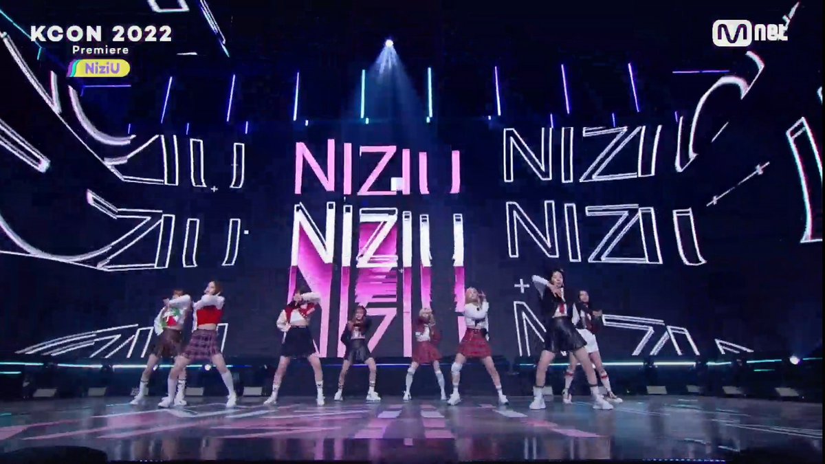 bbangkyued's tweet photo. NiziU stans, make some noise as these Girls are now showing their Superb Dance Moves in #KCON2022Premiere! 🙌

@LiveSmart @WilbrosLive
#SmartKCON #SmartKLife https://t.co/4VWRQt9M6o