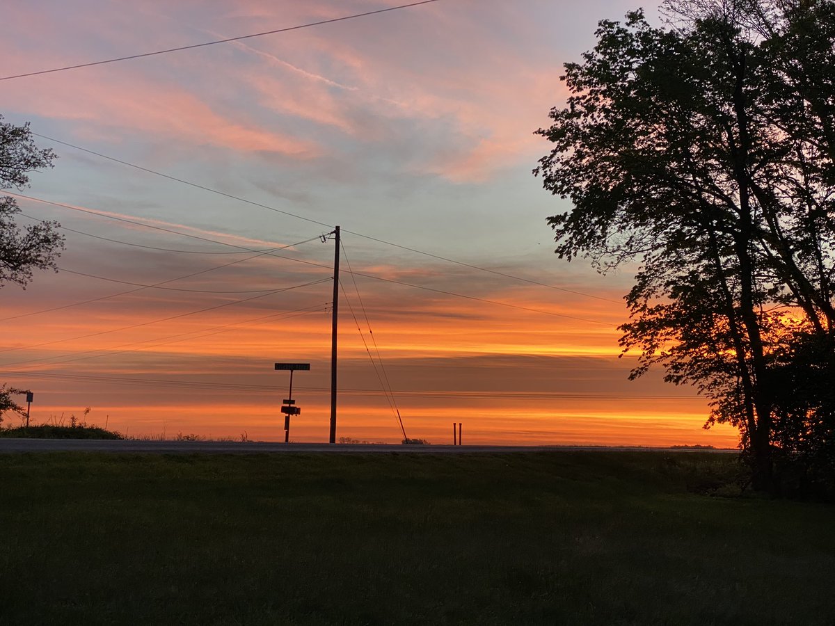 clcrabtree8's tweet photo. The best part about leaving for work before/as the sun comes up is that I see some of the most beautiful sunrises ❤️ https://t.co/s1Xb7cG5Yj