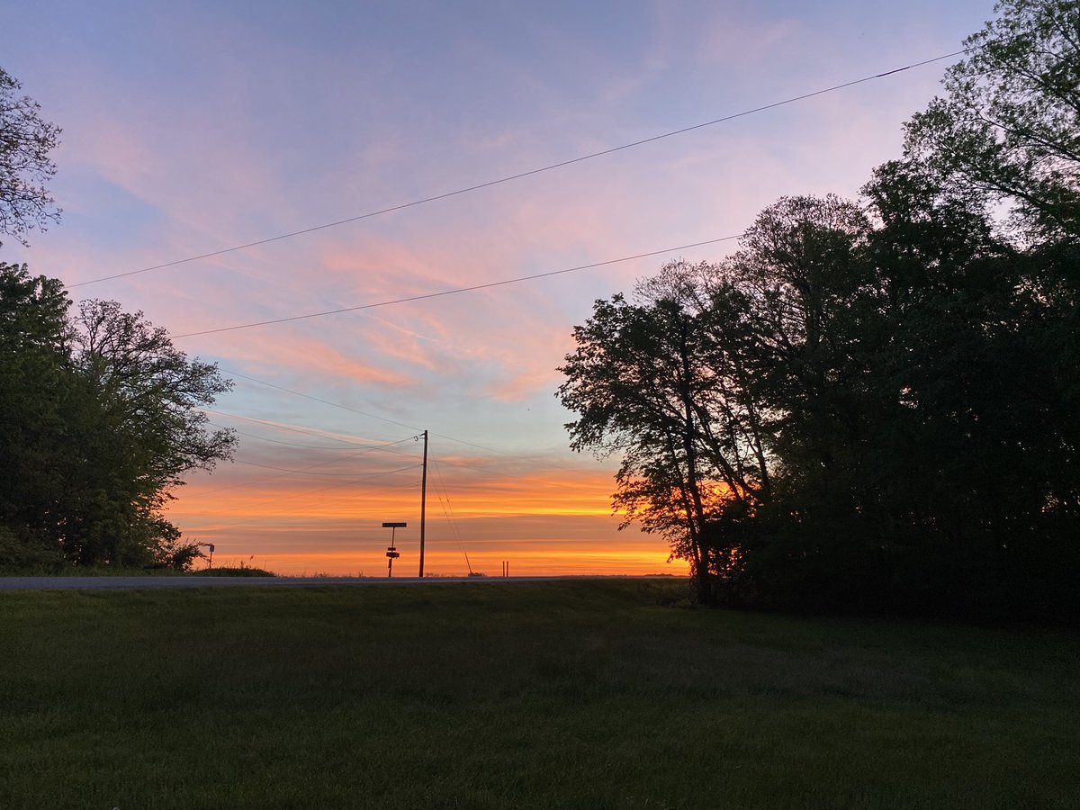 clcrabtree8's tweet photo. The best part about leaving for work before/as the sun comes up is that I see some of the most beautiful sunrises ❤️ https://t.co/s1Xb7cG5Yj