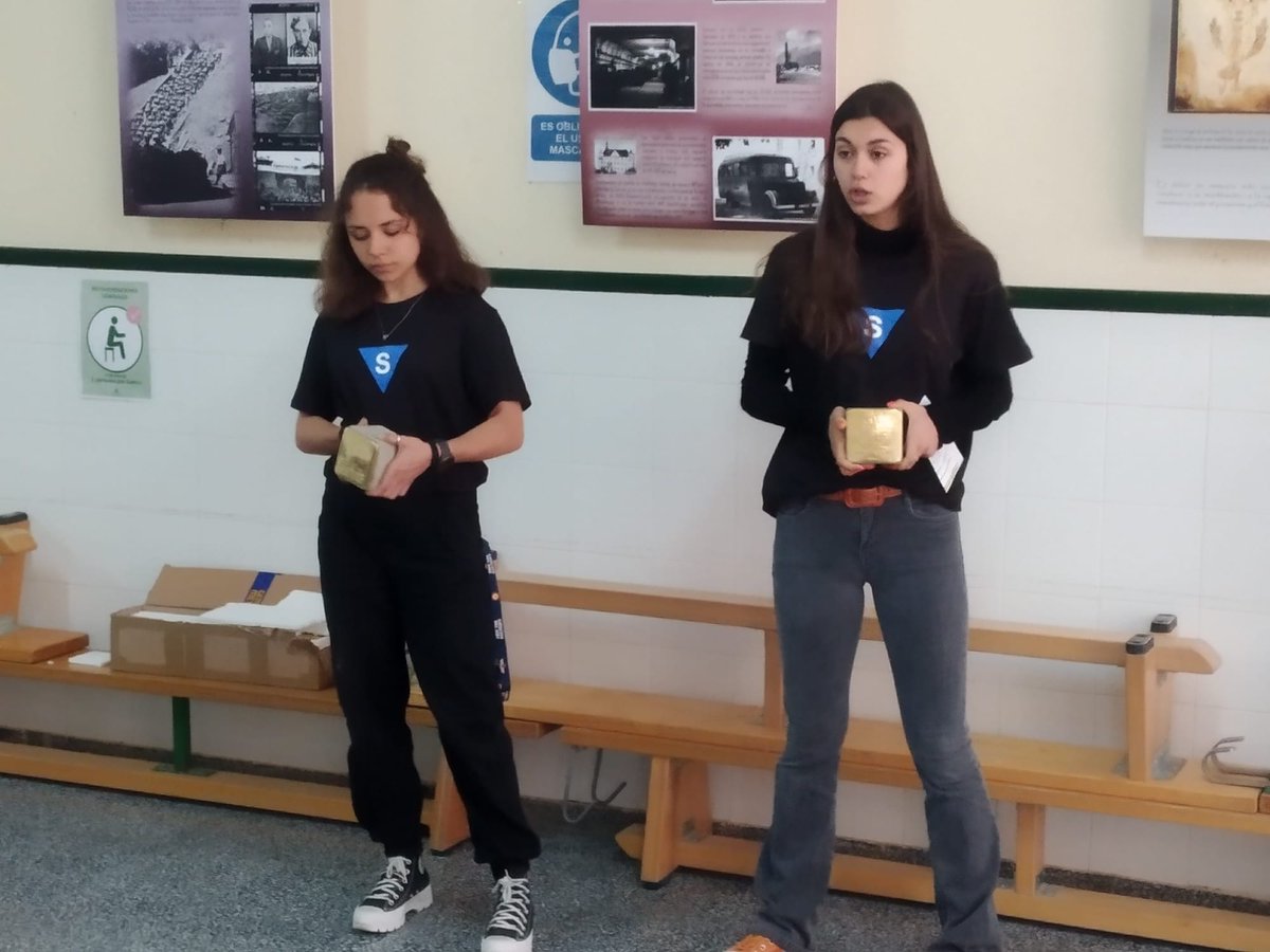 StolpersteineJ's tweet photo. En este contexto, los alumnos han podido tener en sus manos las Stolpersteine de los deportados jerezanos, lo cual les lleva a sentir en primera persona la conexión de sus cinco vecinos con aquellos tristes sucesos que tuvieron lugar durante la Segunda Guerra Mundial. (+) https://t.co/Kl5v4bknIK