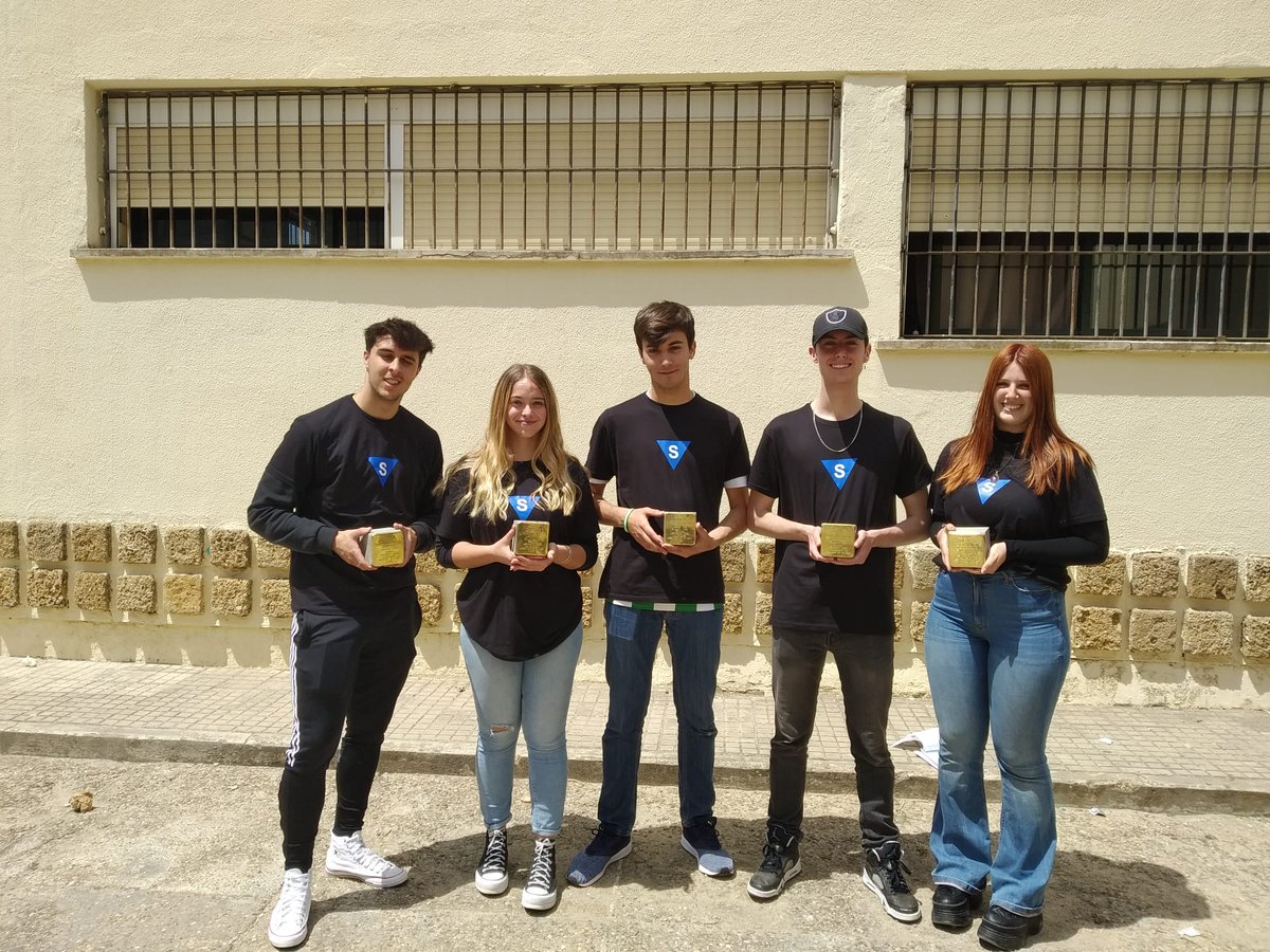 StolpersteineJ's tweet photo. En las imágenes podemos ver a algunos alumnos y alumnas de segundo de Bachillerato, con camisetas con el triángulo azul de los "Rotspanier", los deportados españoles a campos de concentración y exterminio nazis. https://t.co/sMfDoeiRoL