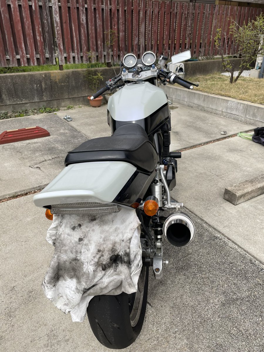 TatuyaworldBass's tweet photo. 新しいバイク買うから誰かZRX400 買ってくれんやろうか。
走行距離36437km
車検2年付　60万円で考えてます！
興味がある方DMお願いします。
#ZRX400
#バイク売ります https://t.co/Q5wXhluiLV
