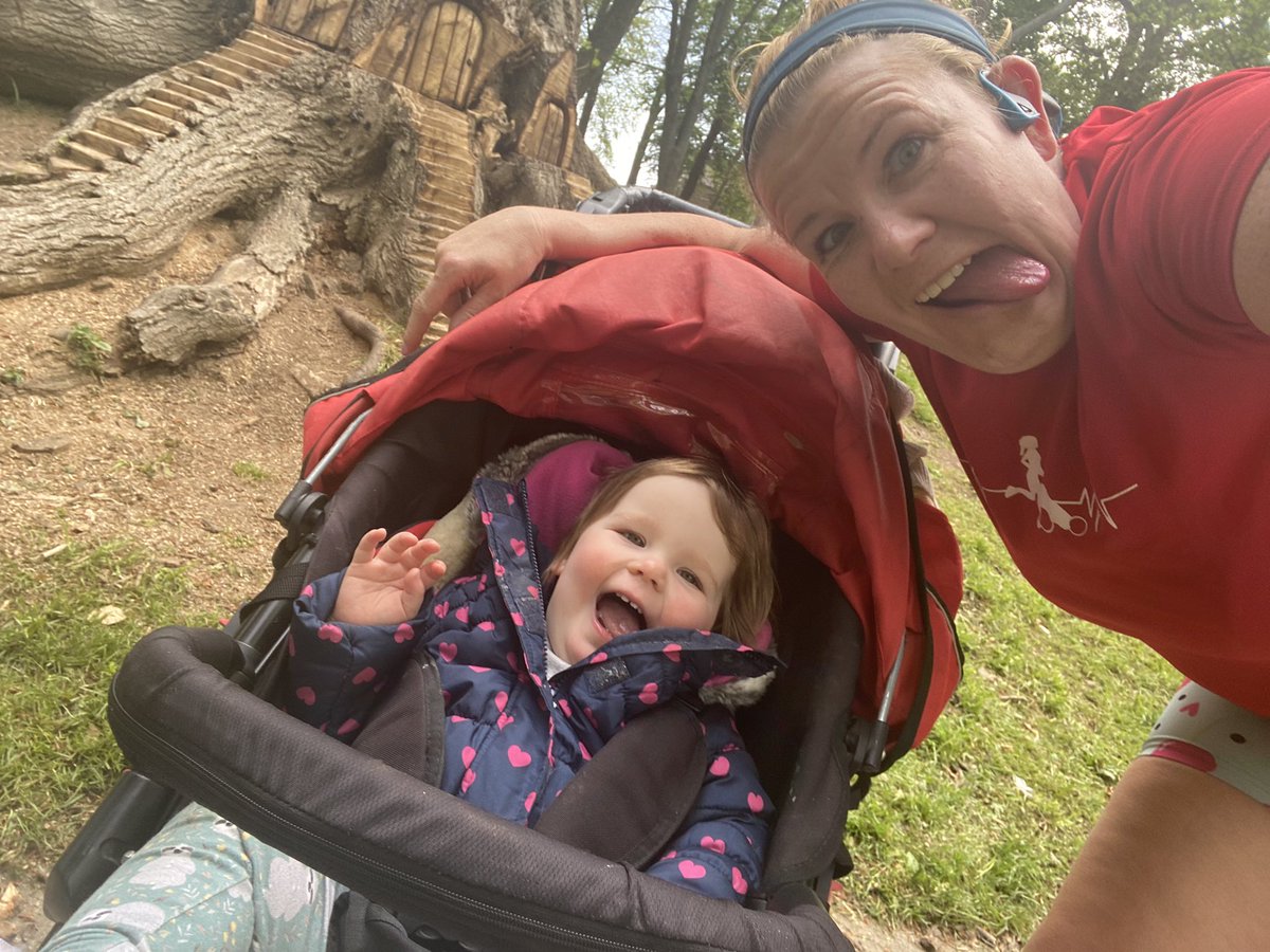 musingsofarunn1's tweet photo. Too much dancing in heels 👠 has left me with tired legs and no voice, but too nice a morning not to do a few miles. Beautiful carvings in #myrtlepark and a farmers market in #saltaire #gurn @UKRunChat @TeachersRunClub https://t.co/wXPDoH0eGW