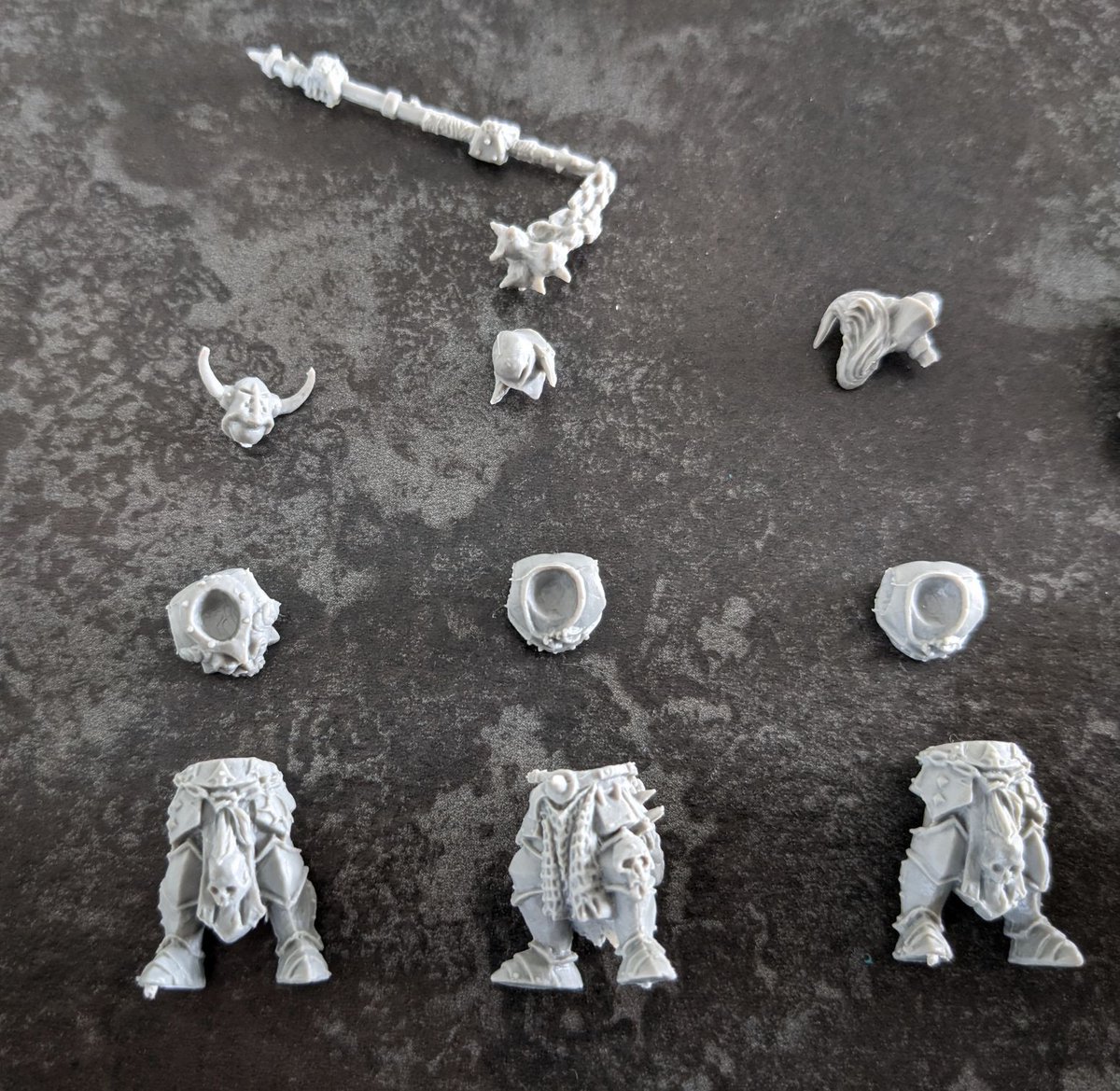 I need help. What is this kit? It's not plastic. Is it resin? Which glue do I need? Is there an assembly notice somewhere? Thanks.