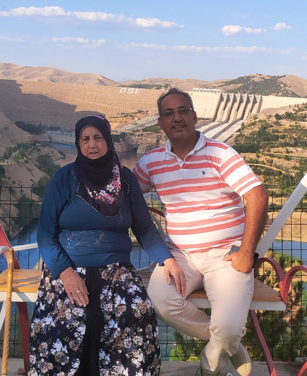 Seninle başladım soluk almaya, senle çarptı kalbim. Ağlamak da gülmek de senden bana geldi. Seninle düşe kalka yaşamayı öğrendim. Senin sayende yolumu buldum. Canım Anacığım. Mekanın cennet olsun Anneler günün kutlu olsun.