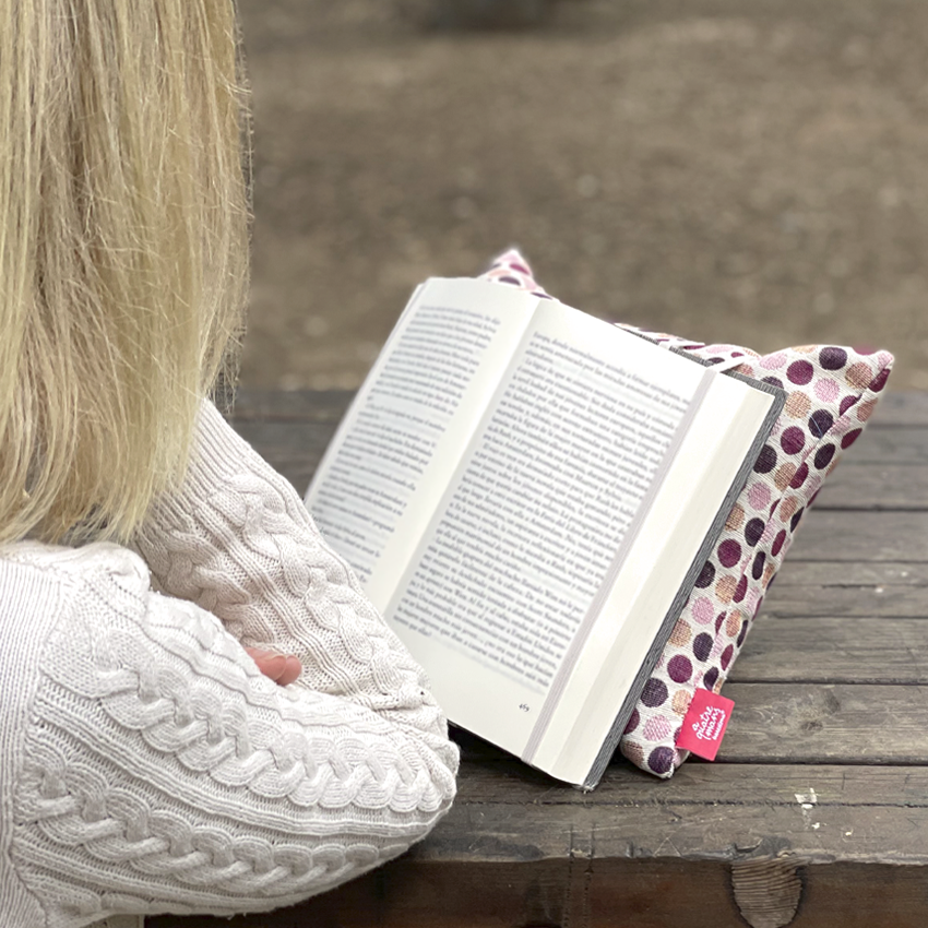 aquatremans's tweet photo. Natura 🌿 i un bon llibre 📚 però sempre amb el nostre coixí de lectura. 
➡️ Aquest i tots els models a la nostra web (amb enviament gratuït) i als nostres punts de venda.
https://t.co/xswp73uWsa
#coixídelectura #coixidelectura #coixinsdelectura  #llegir #llibre https://t.co/c1sNBLUv7i