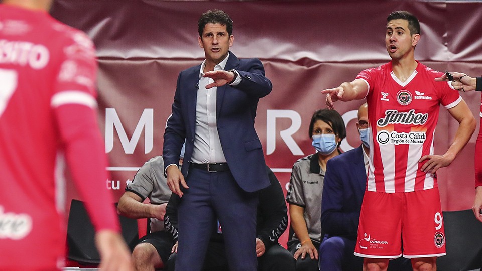 FutbolBaseCeuta's tweet photo. Duda, entrenador del Jimbee CartagenaVÍDEO | Duda: "Los jugadores se merecen que se diga el esfuerzo que están haciendo"
Jimbee Cartagena y Manzanares Quesos El Hidalgo firmaron tablas (3-3) en el Palacio de los Deportes de Cartagena.

https://t.co/aHABiLLoVZ https://t.co/1PUay3jH8p