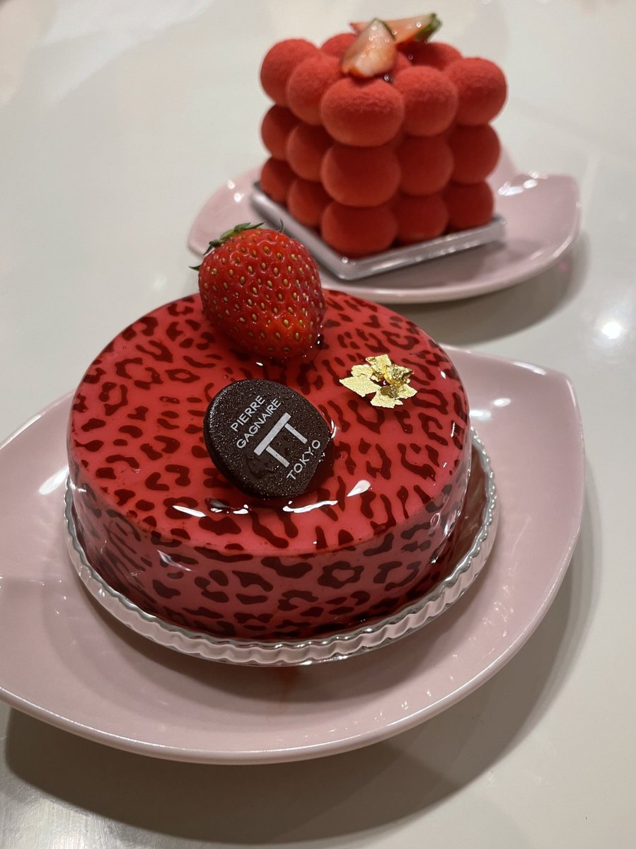 nomurie73's tweet photo. ミシュラン3つ星シェフ、ピエールガニェールのストロベリーパンサーでGW最後を飾る🍰

「厨房のピカソ」と呼ばれ、独創性と驚きを大切に、一皿一皿巧みに描かれた絵画のように楽しませてくれるピエールガニェール氏の料理
（日本では10年連続ミシュラン2つ星取得）

気持ち新たに明日から頑張ろう‼️ https://t.co/eGGRoqYt0q