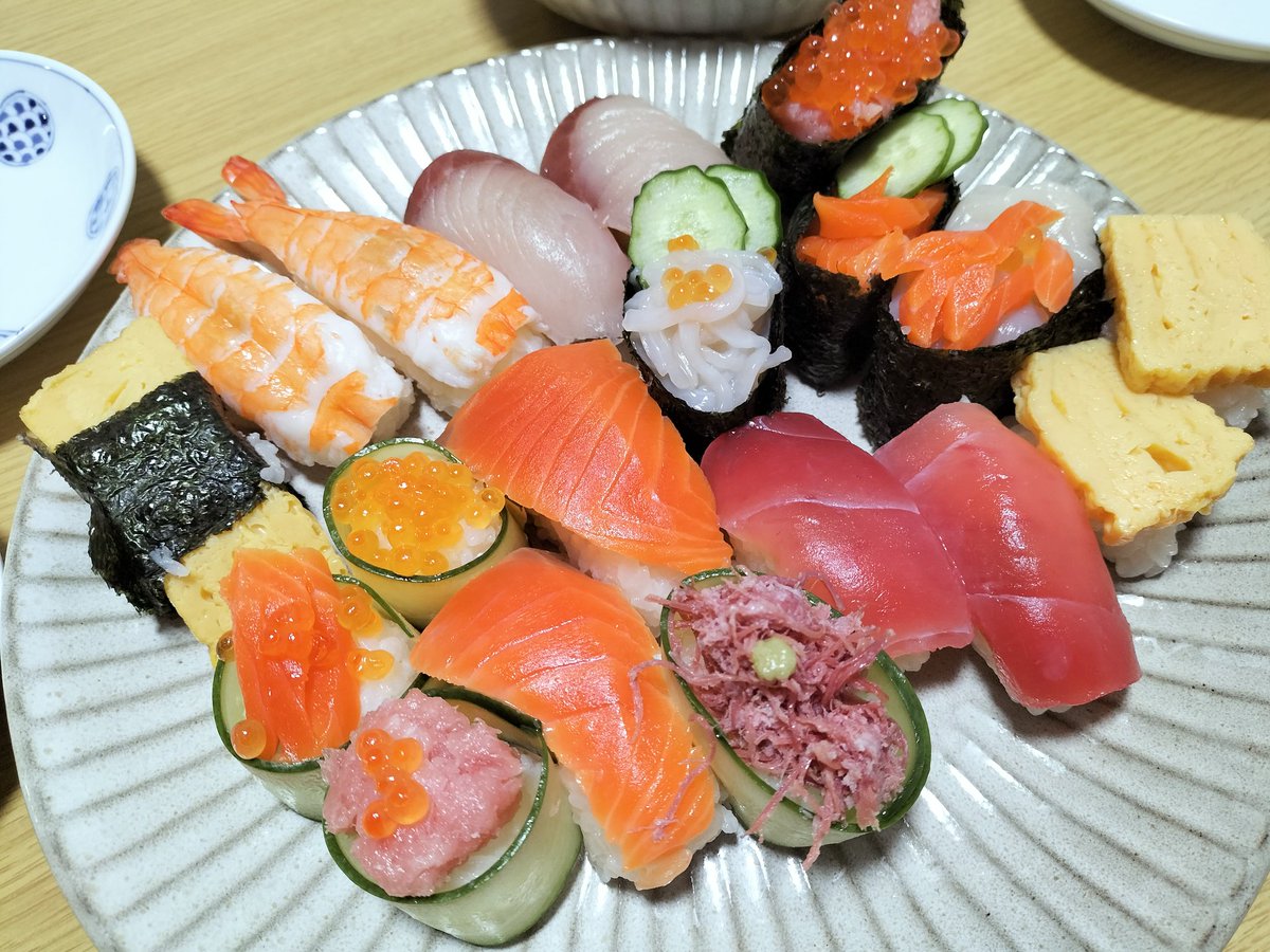 tomochapppy's tweet image. 母の日のプレゼントは少し前にもらっていたのですが、今日は、お寿司を握ってくれました😆

最幸です💕✨

ありがとう🙏✨

#母の日 #お寿司 #握り寿司 #高校生息子