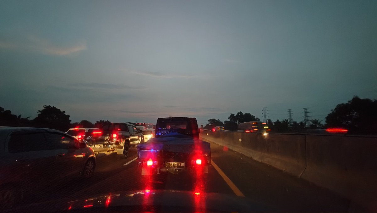 mrofiq's tweet photo. Maghrib di km 59 arah Jakarta @RadioElshinta https://t.co/R43zmbakxV