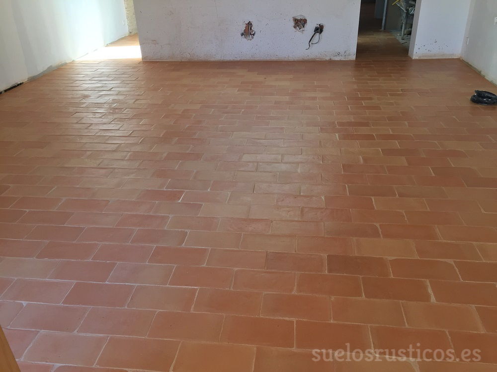 SuelosR's tweet photo. Limpieza y tratamiento suelo de barro acabado natural.
#suelosrusticos #architecture #floor #suelodebarro #baldosasdebarro #interiorismo #interiordesign #suelosbonitos #casasconencanto #aceitedemora #barnizmora #soleria #terracotta #fang #terracuita  #vintagedecor #interiordesign https://t.co/TL0c57EZ3K