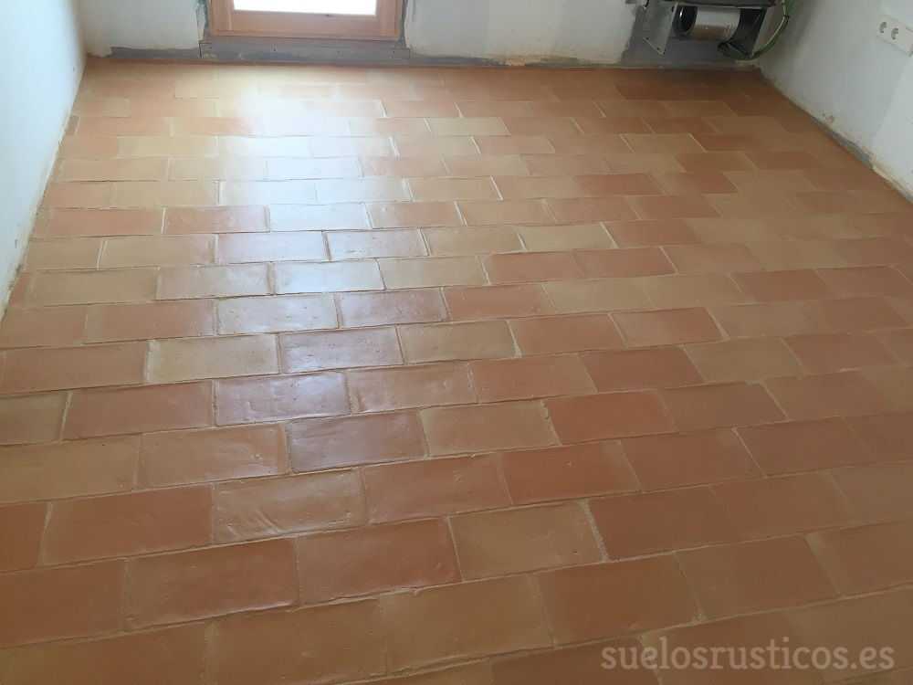 SuelosR's tweet photo. Limpieza y tratamiento suelo de barro acabado natural.
#suelosrusticos #architecture #floor #suelodebarro #baldosasdebarro #interiorismo #interiordesign #suelosbonitos #casasconencanto #aceitedemora #barnizmora #soleria #terracotta #fang #terracuita  #vintagedecor #interiordesign https://t.co/TL0c57EZ3K