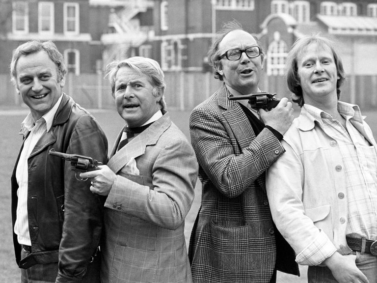 When Morecambe & Wise invited actors John Thaw & Dennis Waterman on to their show, they agreed so long as Eric & Ernie appeared in The Sweeney. Which they did. As an old time music hall act. John Thaw said he found comedy far harder than straight acting. #RIPDennisWaterman