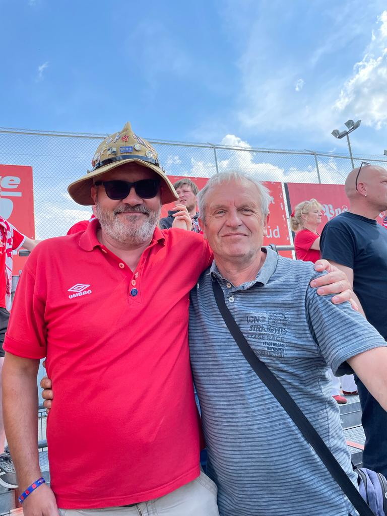 haendel_boys's tweet photo. What's a fuxxing great escape tonight @fwk_1907=WE'RE STaYING UP,WE'RE STAYINg up✌well done @HallescherFC we're stumple on #Level03 of ⚽🍻f&amp;of course we're super #loyal #Haendelboys &amp;we will be are back nxt season cross of #Germany #nurzusammen BTW great to meet Dieter today 💪 https://t.co/xWpfABHVTM