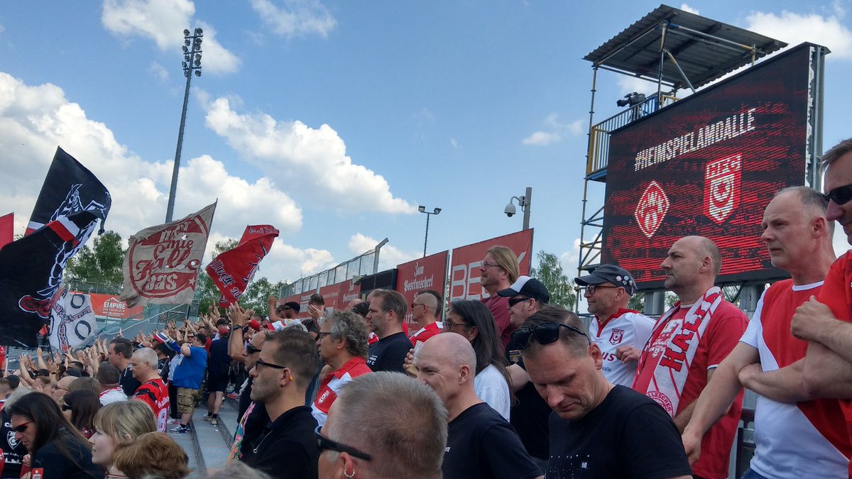 haendel_boys's tweet photo. What's a fuxxing great escape tonight @fwk_1907=WE'RE STaYING UP,WE'RE STAYINg up✌well done @HallescherFC we're stumple on #Level03 of ⚽🍻f&amp;of course we're super #loyal #Haendelboys &amp;we will be are back nxt season cross of #Germany #nurzusammen BTW great to meet Dieter today 💪 https://t.co/xWpfABHVTM