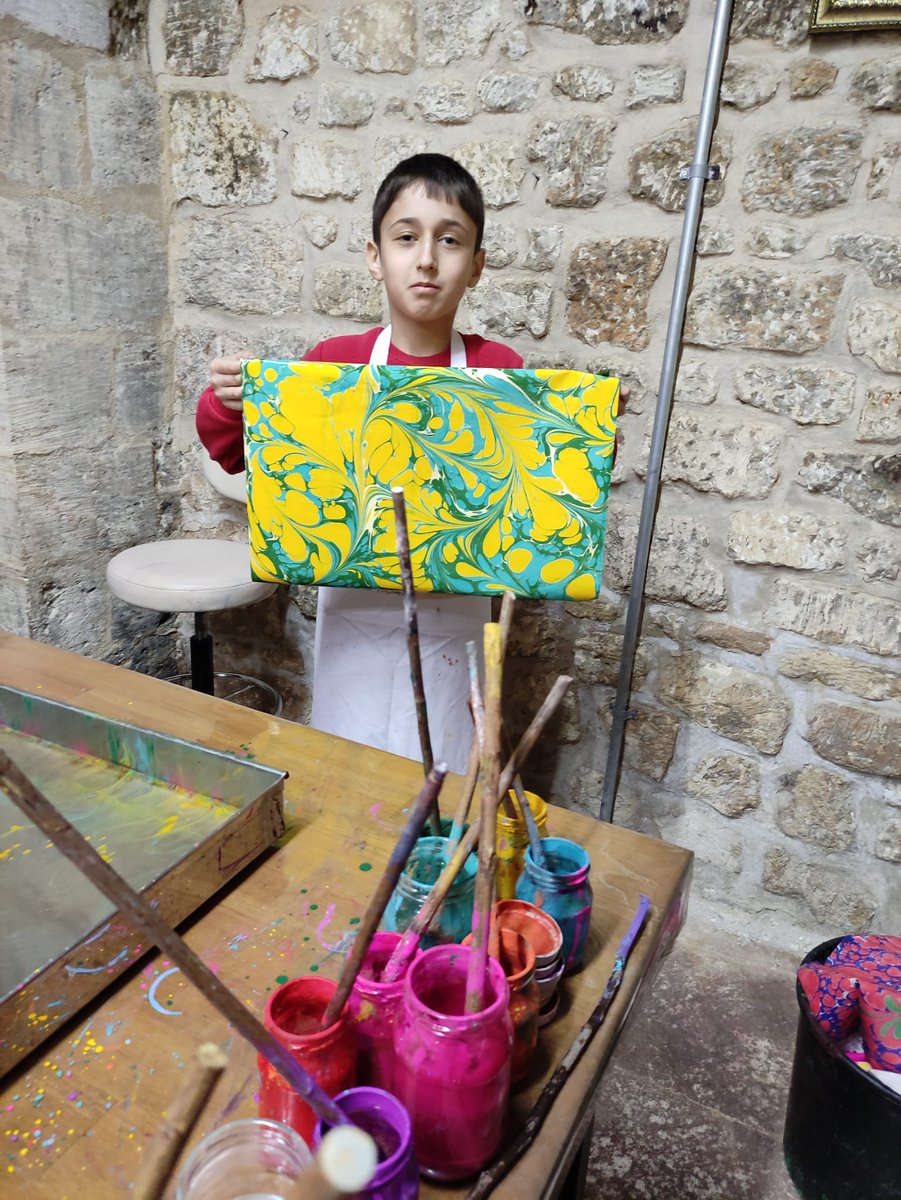niyazikocadag's tweet photo. Bizim Çocuklar 🤗🥰

Rengarenk boya ve fırçalarla farklı bir sanat arayanlar için "Ebru Sanatı"🖌️

Hayal dünyanızın çizgileri, Kültür Sanat Atölyelerimizde dile geliyor. Uygulama için bekliyoruz😊 

#SanatSokağı
@zabeyazgul https://t.co/kz9uTBjQDB