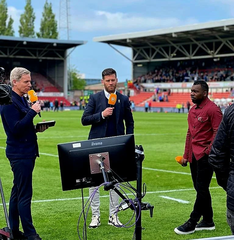 Great day in @TheVanaramaNL covering the top of the table clash @wrexham_afc vs @stockportcountyofficial on @btsportfootball The @btsport team were amazing as they always are and so good to have so many of us on site. Outfit by the amazing @WearLondon1 👕👖 #football #btsport