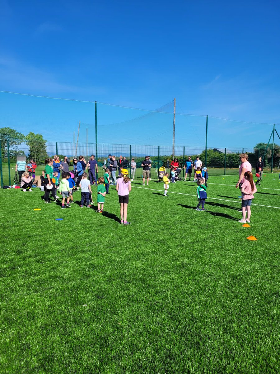 Cbeg_Bmurn_GAA's tweet photo. Fantastic to see the sun shining for our Little Puckers first morning back on the Astro 🏆😎

Well done to all the boys and girls who experienced their first training session this morning 🙌 lots of fun games and making new friends 😊 https://t.co/IKHi2DysXr