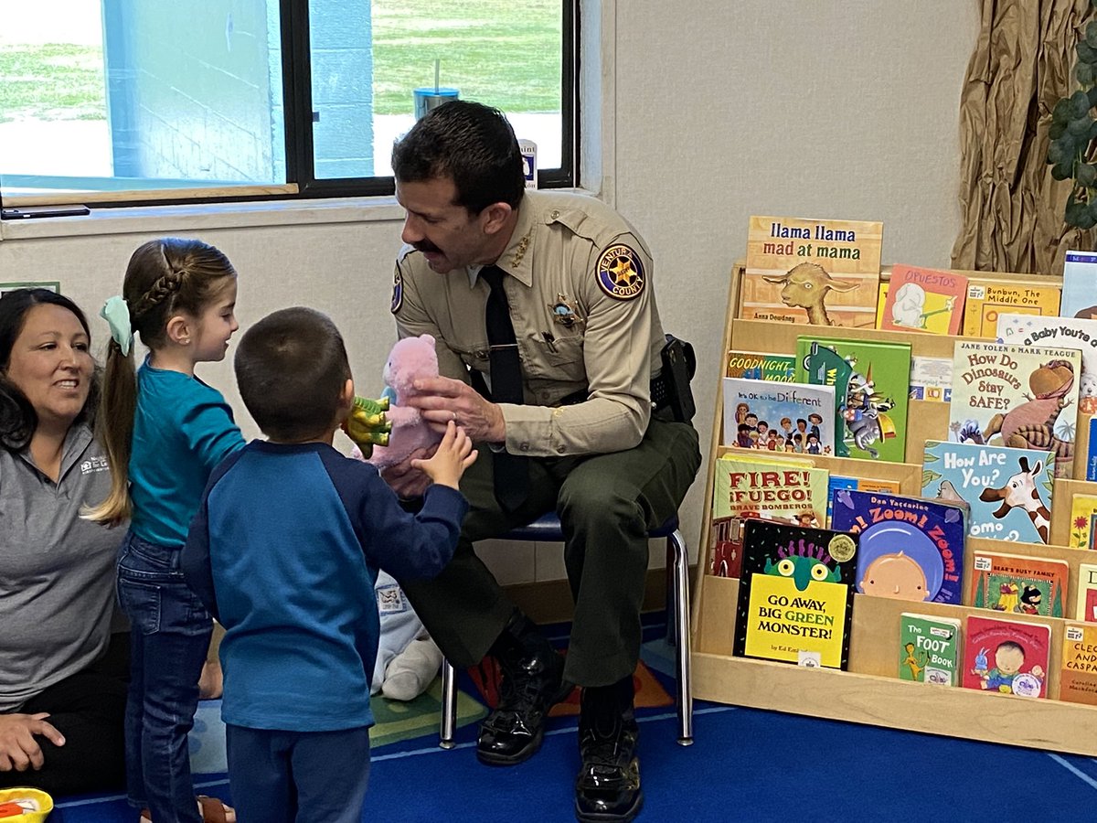 VENTURASHERIFF's tweet photo. This week, Sheriff Ayub joined the #Take5andRead event with @First5Ventura and was thrilled to share the joy of reading with young learners in our county!

#VCSheriff #Take5VC #WeReadVC #TalkReadSing #community #YourVCSO https://t.co/eFXstDKp4d